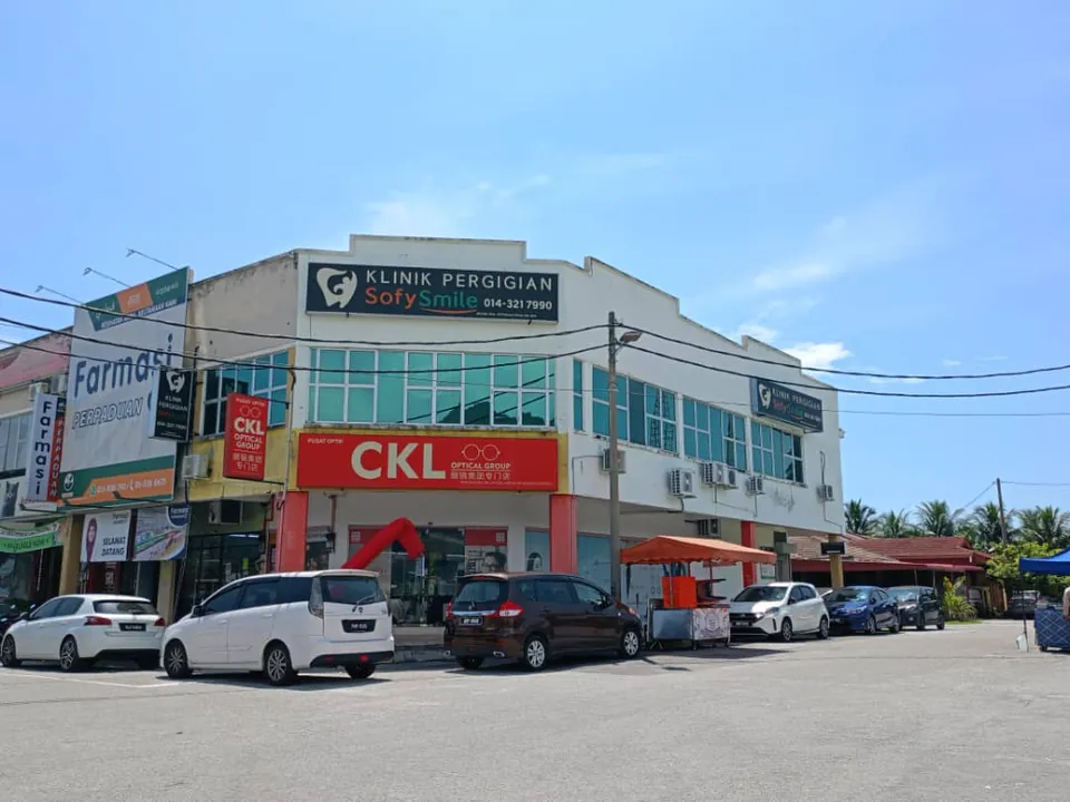 Bangunan Klinik Pergigian Sofy Smile dan kawasan parking di Taman Bercham Raya